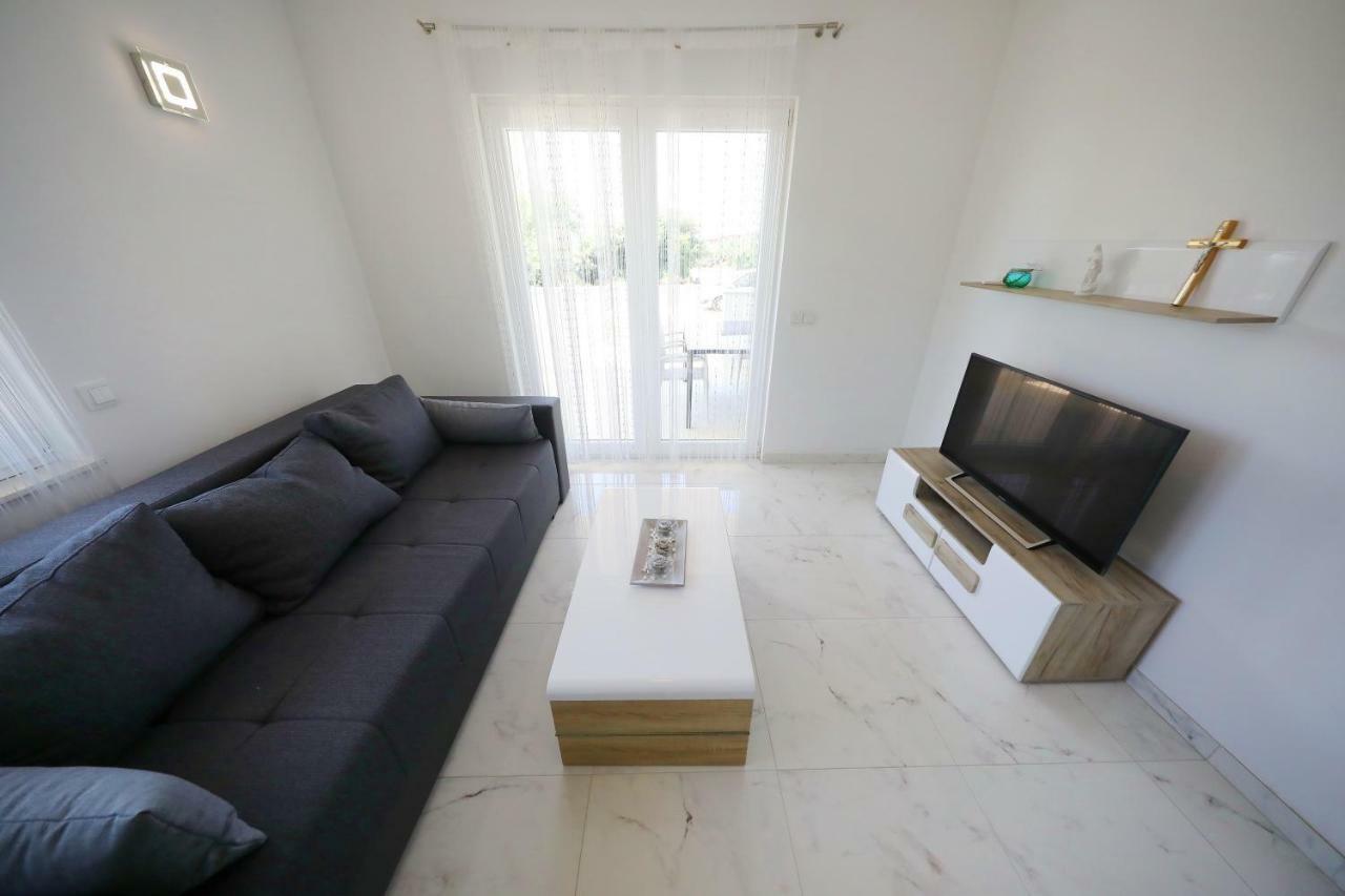 Vlado Mitar Apartment Sukošan